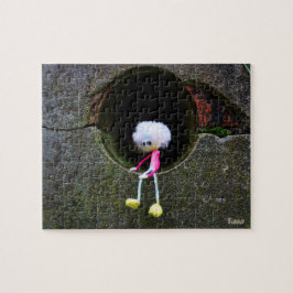 Fubby poppetje dat in een muur zit. Een schattig m