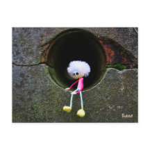 Fubby poppetje dat in een muur zit. Een schattig m