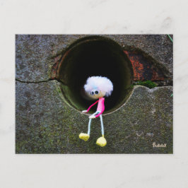 Fubby poppetje dat in een muur zit. Een schattig m Postkarte