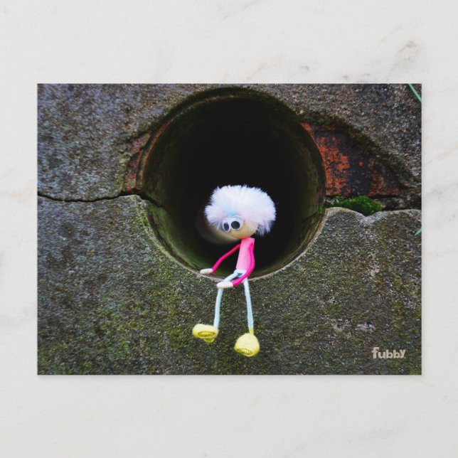 Fubby poppetje dat in een muur zit. Een schattig m Postkarte (Vorderseite)