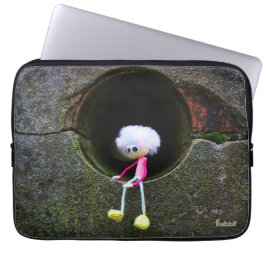 Fubby poppetje dat in een muur zit. laptopschutzhülle