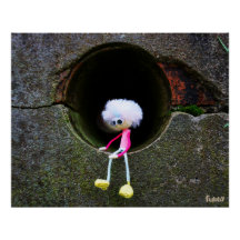 Fubby poppetje dat in een muur zit.