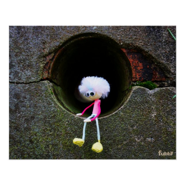 Fubby poppetje dat in een muur zit. poster (Vorderseite)