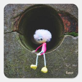 Fubby poppetje dat in een muur zit. quadratischer aufkleber