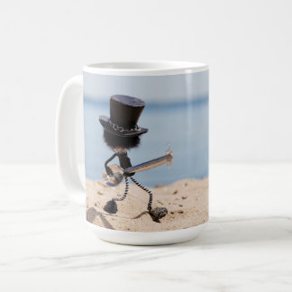 Fubby rock gitarist met hoed op het strand. kaffeetasse