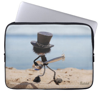 Fubby rock gitarist met hoed op het strand. laptopschutzhülle