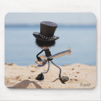 Fubby rock gitarist met hoed op het strand. mousepad