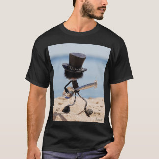 Fubby rock gitarist met hoed op het strand. T-Shirt