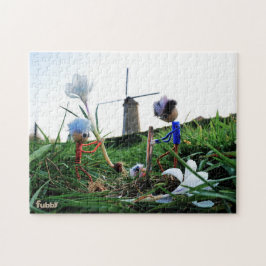 Fubby's bij een molen planten een krokus bol.