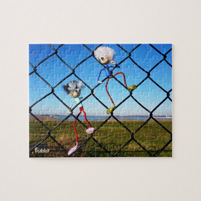 Fubby's die een hek beklimmen. (Horizontal)