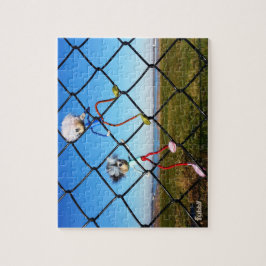 Fubby's die een hek beklimmen.