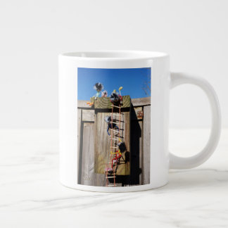 Fubby's die een vogelhuis beklimmen. Jumbo-Tasse