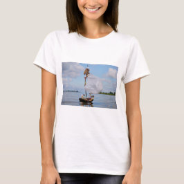 Fubby's die zeilend wegvaren op een boomschors. T-Shirt