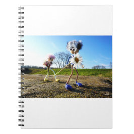 Fubby's in natuur met madeliefjes. notizblock
