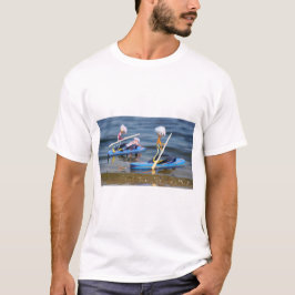 Fubby's op peddelboard dat een teenslipper is. T-Shirt