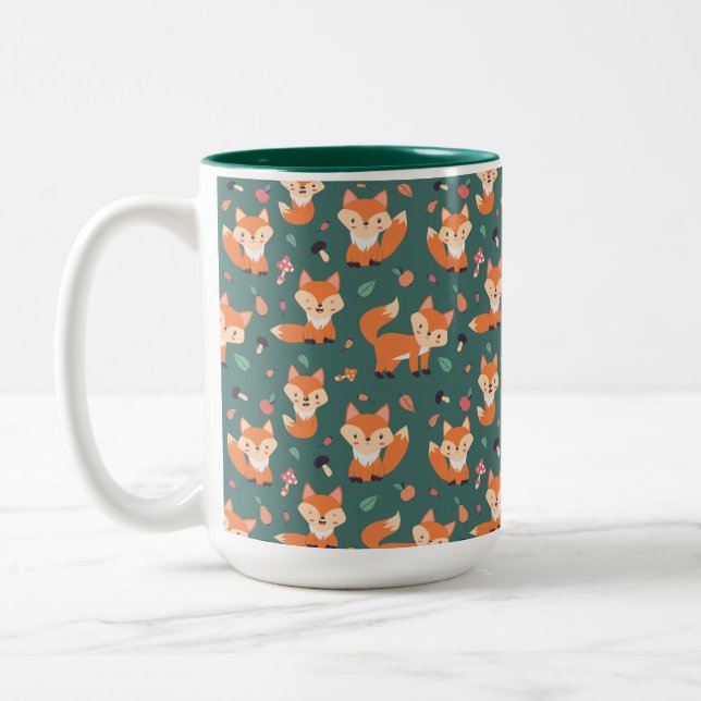 Füchse auf Waldgrün, niedliche Muster Zweifarbige Tasse (Links)