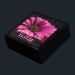 Fuchsia Gerber Daisy Damask Hochzeitsfeier Schmuckschachtel<br><div class="desc">Die Personalisierte Schmuckbox oder die Gedächtnisbox - Elegante Weihnachtsgeschenke zum Geburtstag oder Valentinstag Geschenke zum Hochzeitsfeiern - im Custom Designer für Black Lacquer aufbewahren</div>