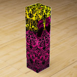 FUCHSIA PINK RIBBON, SCHWARZE GOLD ART NOUVEAU DAM Wein-Geschenkverpackung<br><div class="desc">Elegante goldgelbe Geschenkboxen mit lebendigem 3D Topaz, lila Amethyststeinen, klassischer, einzigartiger Jugendstildamast, leicht anpassbar mit Ihrem Text für Hochzeitswein, Brautgeschenk, süße 16, Babyduschen, Brautparty, Quinceanera Geburtstagspartys, Bat Mitzvah, romantische Verlobung-Duschen, Weihnachten, Ferien , Familienfeiern , Familienfeiern , Wiedersehen , Familienfeiern , Familienfeiern , Familienfeiern , Familienfeiern , Familienfeiern , Familienfeiern ,...</div>