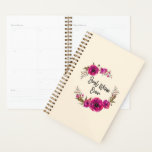 Fuchsia Poppies Blumenreath Happy Mother Day Planer<br><div class="desc">Ein Planer, der mit hübschen Fuchsienrosa Pappeln und dekorativen Zierpflanzen und Blätter in einem kreisförmigen Blumenkranz entworfen wurde. Herzlichen Glückwunsch Muttertag in einem niedlich angesagten Schriftart. Auf der Rückseite der gleiche Blumenkranz, der die Worte hat: Liebe du Mama, hinein geschrieben. Hübsch und elegant. Ein digitales Bild, das mit Aquarellfarbe erstellt...</div>