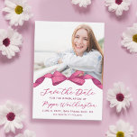 Fuchsia Rose Bow Foto Abschluss Save the Date<br><div class="desc">Hübscher Abschluss Save the Date Karte mit einem Foto des Absolventen verziert mit einem hübschen Band mit einem Bogen in einer Fuchsia-Rose Schatten von Rosa und ein anderes Foto auf der Rückseite. Einzigartige Abschluss-Save the Date-Karte für die Abschlussfeier Ihrer Tochter mit einem bedruckten rosa Bogen, der das Foto Ihres Absolventen...</div>
