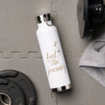 Fuel the Journey – White & Gold Floral Travel Bott Trinkflasche<br><div class="desc">Where hydration meets elegance. This chic stainless bottle blends a minimalist winding path with soft blooming florals,  reminding you to pause and pour into yourself.</div>