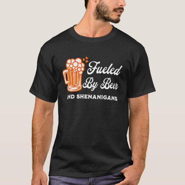 Fueled By Beer And Shenanigans Irish Shamrock St P T-Shirt (Vorderseite)