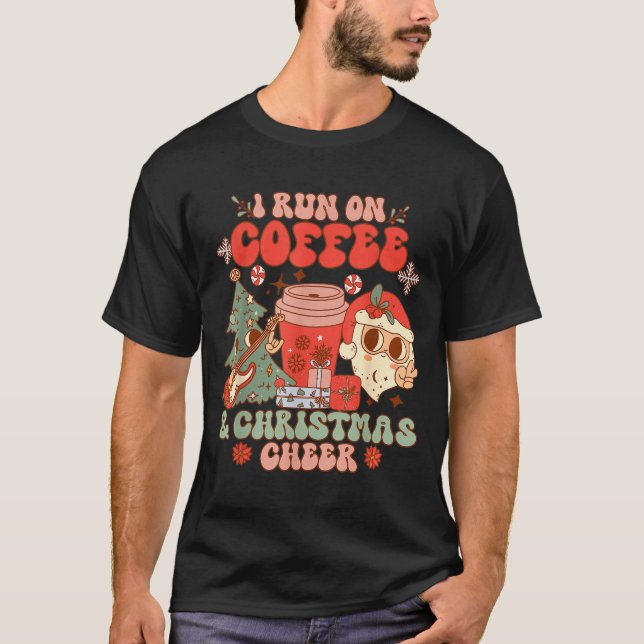 Fueled By Coffee &amp; Christmas Cheer Funny Coffe T-Shirt (Vorderseite)