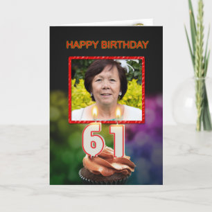 Fügen Sie ein Bild, 61. Geburtstag mit Kuchen und Karte