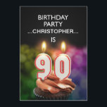 Fügen Sie einen Namen hinzu, 90. Geburtstagsparty  Einladung<br><div class="desc">Fügen Sie einen Namen hinzu,  um diese einzigartige Party Einladung zu individualisieren.Eine lustige 90. Geburtstagsfeier mit glücklichen Kerzenzahlen,  die auf einem Schokoladenkuchen brennen. Sehen Sie sich die ganze Palette an Einladungen und Karten in meinem Geschäft an.</div>