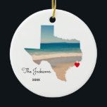 Fügen Sie Ihr Texas Beach Trip Foto hinzu Keramik Ornament<br><div class="desc">Fügen Sie Ihr eigenes Foto über der Kartenform des Staat von Texas hinzu. Bei Bedarf können Sie Ihr Foto verschieben, indem Sie die Option Entmaske auswählen, es ein wenig verschieben und dann wieder die Texas-Form einblenden. Mein Foto wurde während einer Küstenfahrt genommen. Sie können die Farbe des Herzens ändern, verschieben...</div>