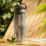 Fügen Sie Ihrem Tennisteam Ihren Clubnamen individ Trinkflasche<br><div class="desc">Passen Sie diese Flasche einfach an, indem Sie Ihren Club- oder Gesellschaftsnamen hinzufügen, indem Sie auf den Knopf "Personalisieren" klicken und einen Namen angeben, um die Flasche zu personalisieren. Sie können den Hintergrund, die Schriftart und die Patchfarbe ändern, indem Sie auf "Bearbeiten mit dem Design-Tool" klicken. Ideal für alle Clubs,...</div>