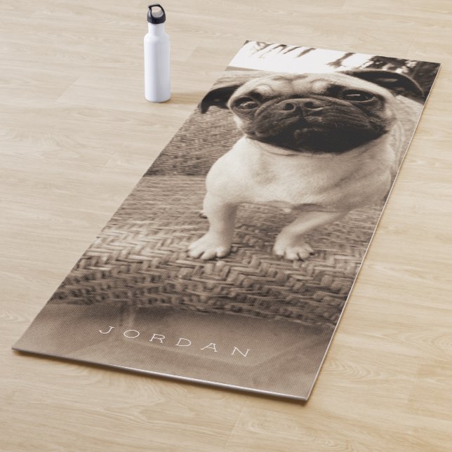 Fügen Sie Ihren Namens| Mops mit seinem gekippten Yogamatte (Beispiel)