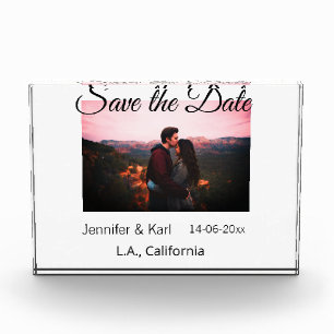 Fügen Sie Save the Date das Foto mit dem Namen des