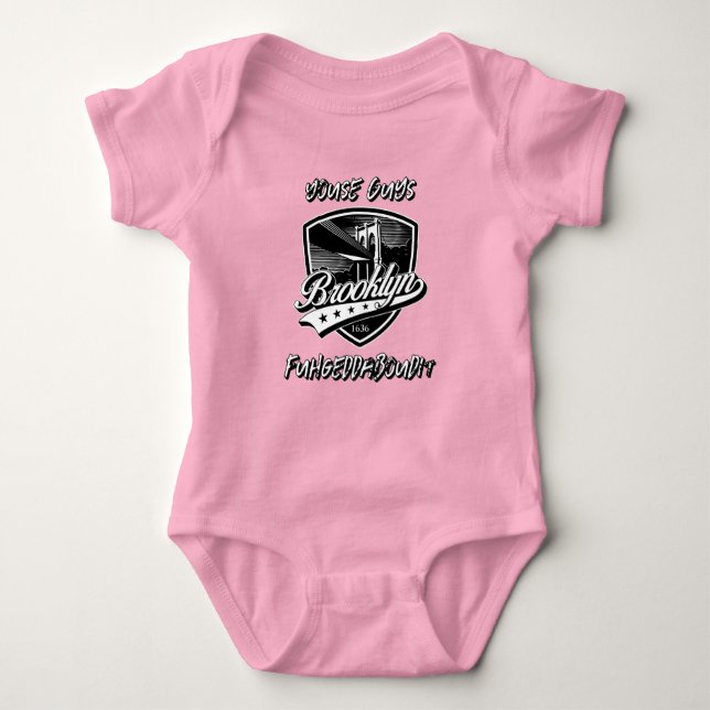 Fuhgeddaboudit Brooklyn Logo Design Baby Strampler (Vorderseite)