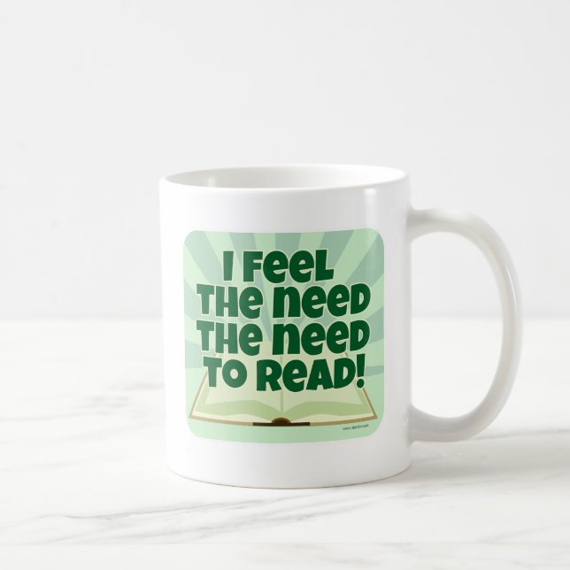 Fühlen Sie, dass es nötig ist, lustige Bookworm zu Kaffeetasse (Rechts)