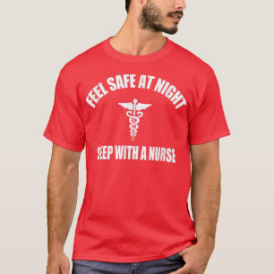 Fühlen Sie sich beim Nachtschlafen mit einer Krank T-Shirt