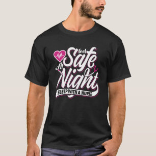 Fühlen Sie sich beim Nachtschlafen mit einer Krank T-Shirt