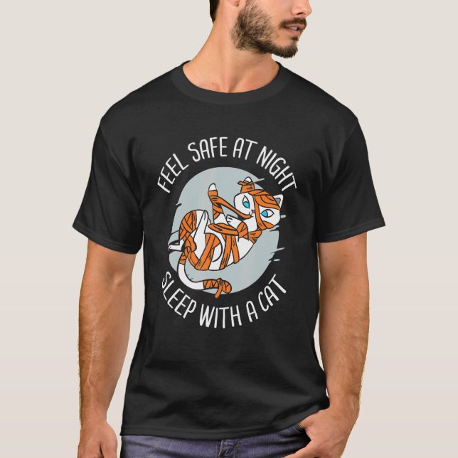 Fühlen Sie sich mit einer Katze beim Nachtschlafen T-Shirt (Vorderseite)