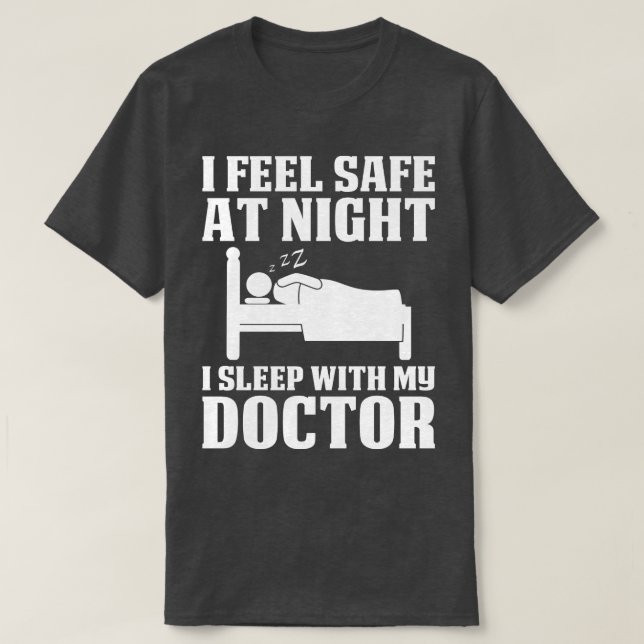 Fühlen Sie sich nachts sicher mit einem Arzt, der  T-Shirt (Design vorne)