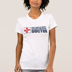 Fühlensicheres am Nachtschlaf mit einem Doktor T-Shirt