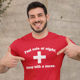 Fühlensicheres nachts. Schlaf mit einer T-Shirt
