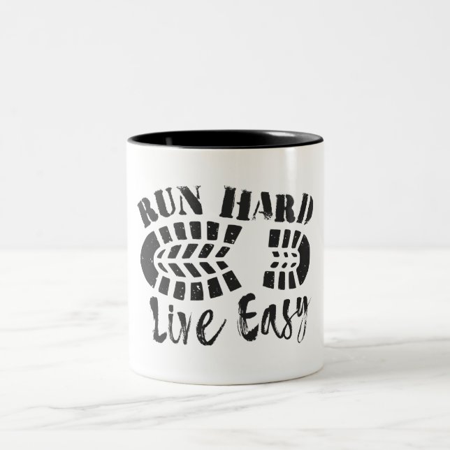 Führen Sie hart, leben Sie einfach Zweifarbige Tasse (Mittel)