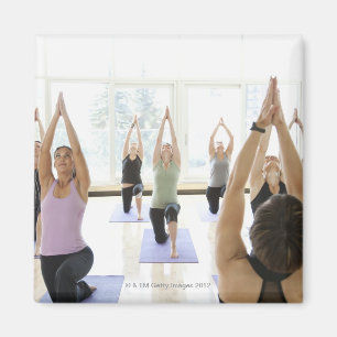 Führende Klasse des Yogalehrers durch Magnet