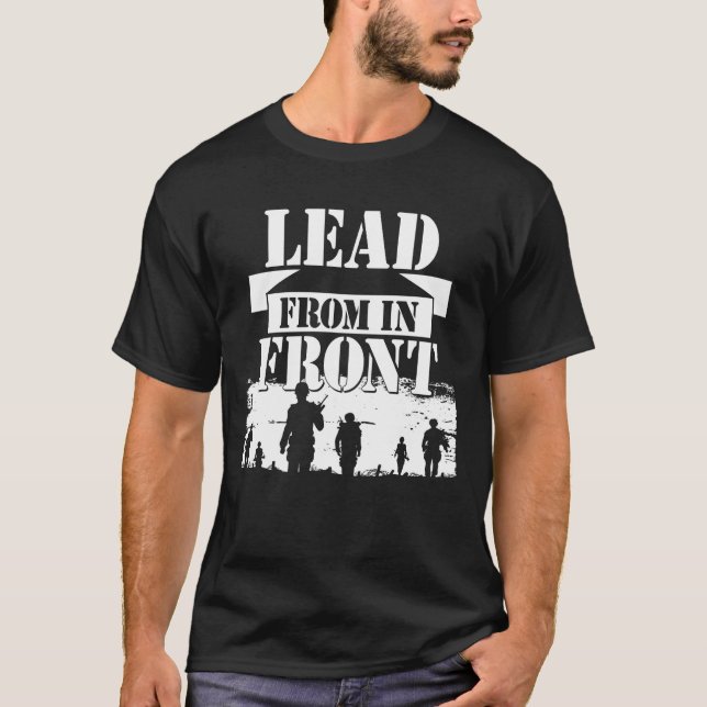 Führung von vorne - Stil der Militärführung T-Shirt (Vorderseite)