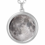 Full Moon Astronomy Image Versilberte Kette<br><div class="desc">Vollmond mit einem klaren Bild der Mondoberfläche. Der äußere Kreis gibt Zeitstufen. Perfekte Halskette für Astronomen oder Astronomie-Liebhaber.</div>