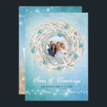 Fun Beach Foto Küste Weihnachtskranz Feiertagskarte<br><div class="desc">Erstellen Sie Ihre eigenen DIT-schönen Weihnachtskarten am Strand personalisiert mit 3 Fotos! Dieses einzigartige Design, illustriert von Raphaela Wilson, besticht durch einen einzigartigen Weihnachtskranz in Aquarellen - Strandstyle mit weißen Muscheln aus Seestern, Blumenzwiebeln, weißen rustikalen Saitenlampen, goldfarbenem Sand und friedlichen Ozeanwellen.. Das gesamte Strandkunstwerk, vom am Strand inspiriert Weihnachtskranz bis...</div>