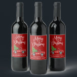 Fun Calligrafy Christmas Vintag Truck Red Weinetikett<br><div class="desc">Moderne Fun Calligrafie Skript Frohe Weihnachten Wasserfarbe Vintager roter LKW mit Weihnachtsbaum Wein Flasche Etikett - Roter Hintergrund</div>