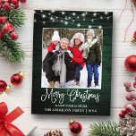 Fun Calligraphy Christmas Green Wood Lights Postkarte<br><div class="desc">Moderne Fun Calligrafie Script Frohe Weihnachtsfamilie Foto Holiday Postcard - Rustikales Land Grünes Holz mit String Lights</div>