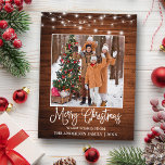 Fun Calligraphy Christmas Wood Lights Foto Postkarte<br><div class="desc">Moderne Fun Calligrafie Script Frohe Weihnachtsfamilie Foto Holiday Postcard - Rustikales Land Holz mit String Lights</div>