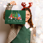 Fun Calligraphy Holly Jolly Christmas Gnomes Green Große Geschenktüte<br><div class="desc">Moderne Fun Kalligraphie Skript haben eine Holly Jolly Weihnachten Wasserfarben Gnomes Große Holiday Geschenktasche mit Pine Trees. Familienname und Jahr - Waldgrüner Hintergrund und bunte Saitenleuchten.</div>